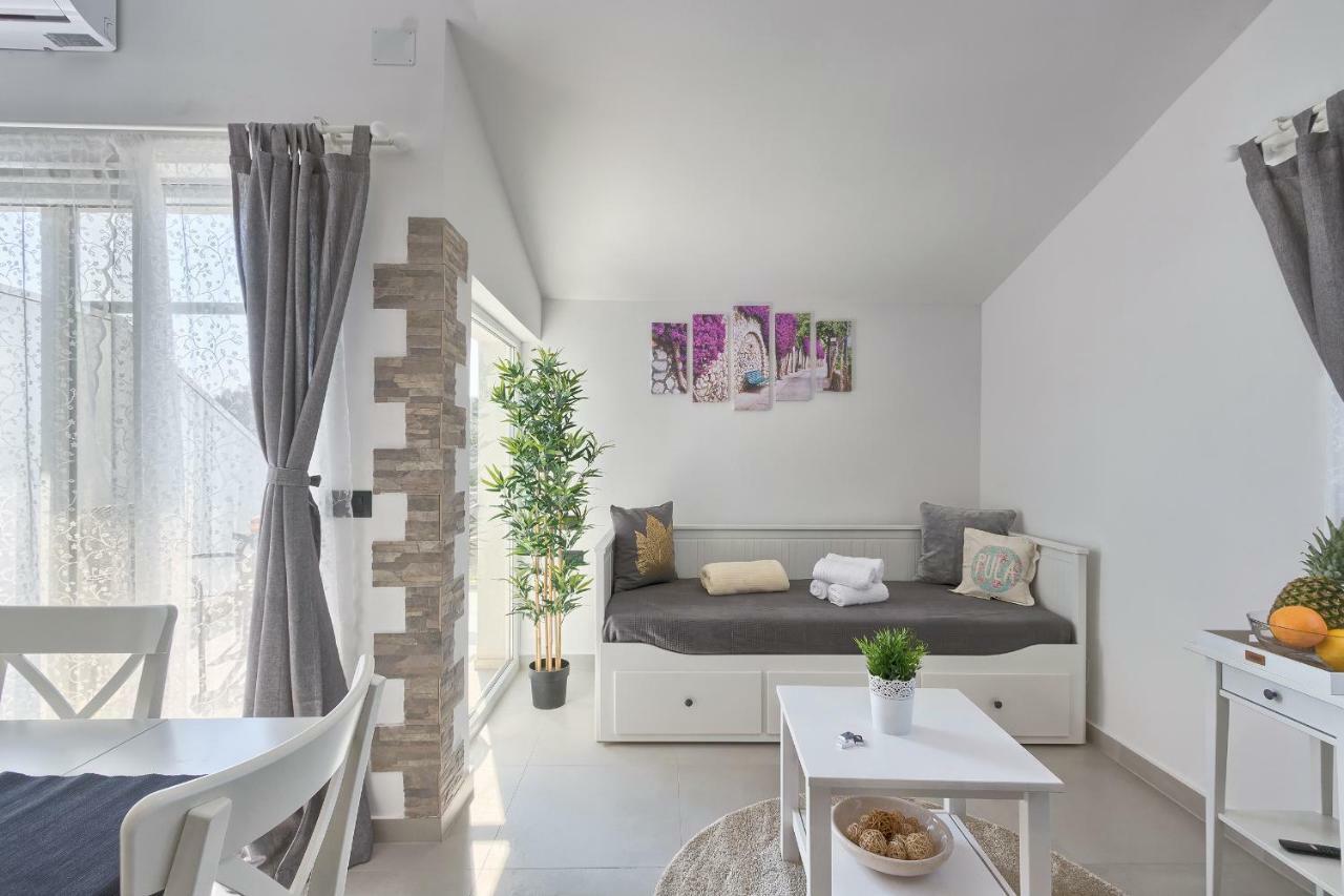 Apartments La Mer Pula Exterior photo